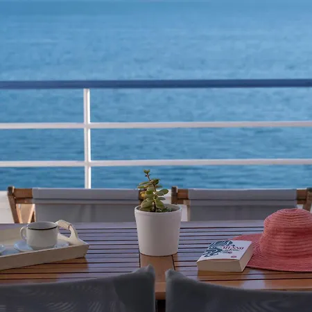 Luxurioeses Mit Einem Schlafzimmer Direkt Am Wasser, Meerblick Kivérion